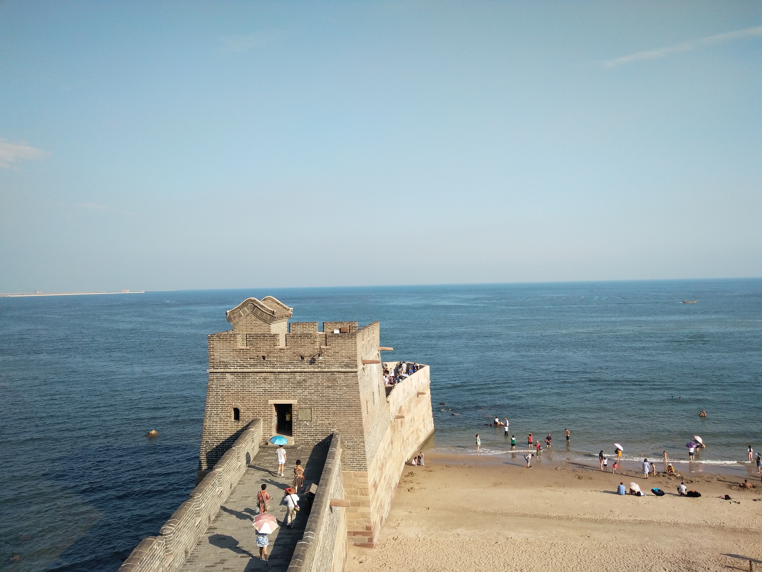 古装飘逸，秦皇岛海边风浪中的演员演绎大海情怀