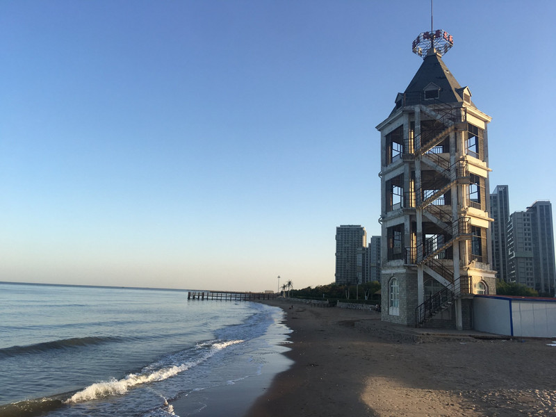 古装飘逸,秦皇岛海边风浪中的演员演绎大海情怀