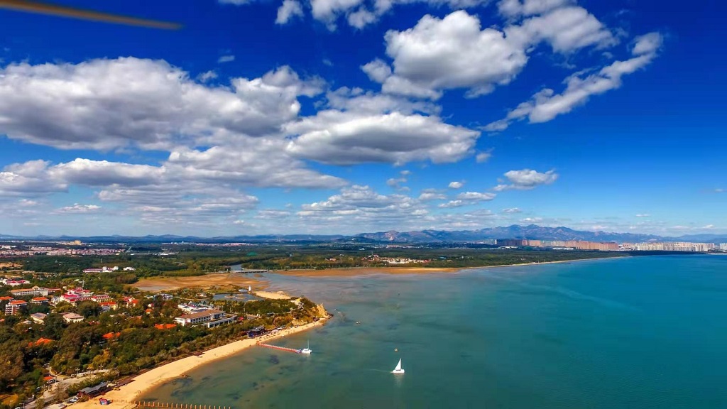 古装飘逸,秦皇岛海边风浪中的演员演绎大海情怀